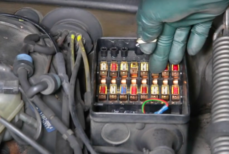 Special Tool for EASY Removal and Installation of Auto Fuses